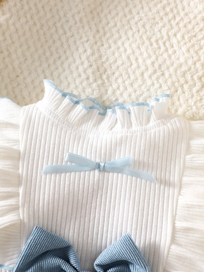 Prenda azul y blanca vestido para bebe con detalle de cuello y volantes
