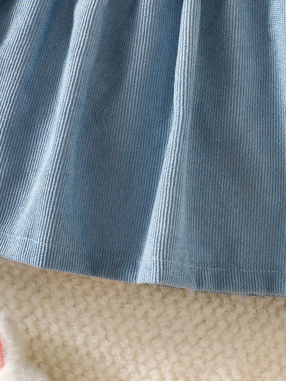 Prenda azul y blanca vestido para bebe con detalle de falda texturizada