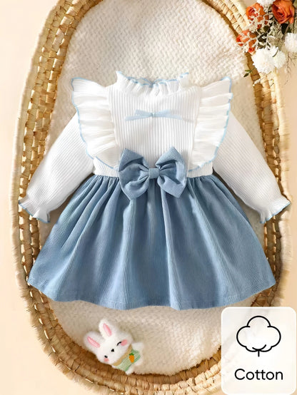 Prenda azul y blanca vestido para bebe vista frontal
