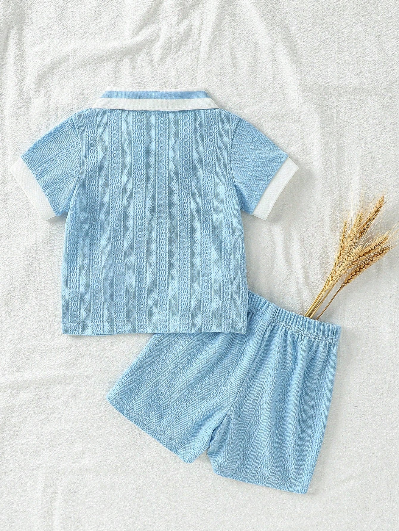 Prenda azul conjunto para bebe con cuello en contraste vista trasera
