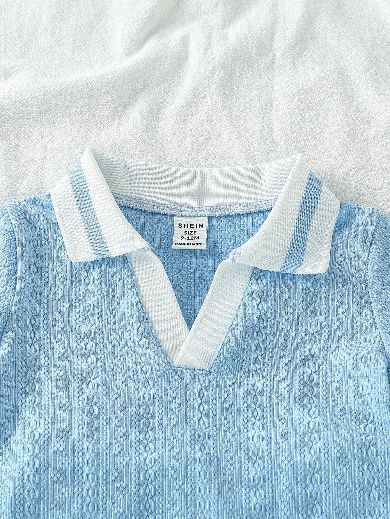 Prenda azul conjunto para bebe detalle de cuello tipo polo

