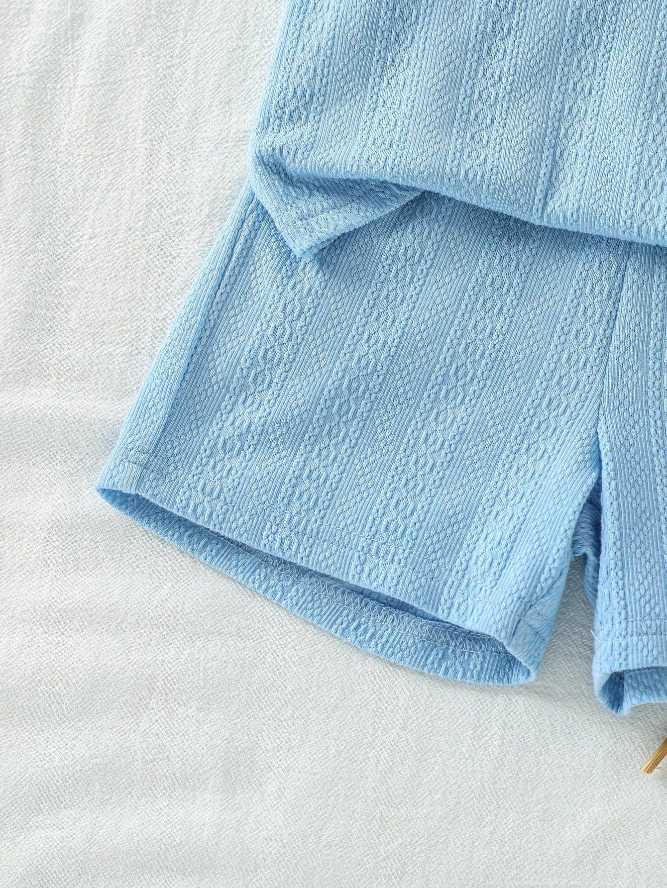 Prenda azul conjunto para bebe detalle de short texturizado