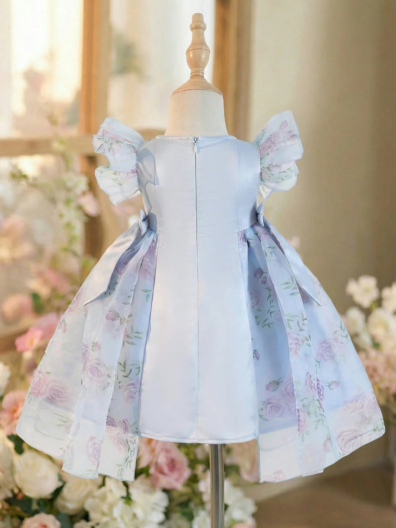 Prenda azul vestido para bebe con flores rosas vista trasera