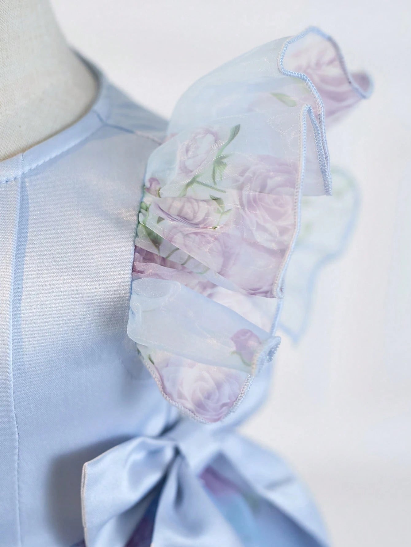 Prenda azul vestido para bebe con volante floral en hombro detalle