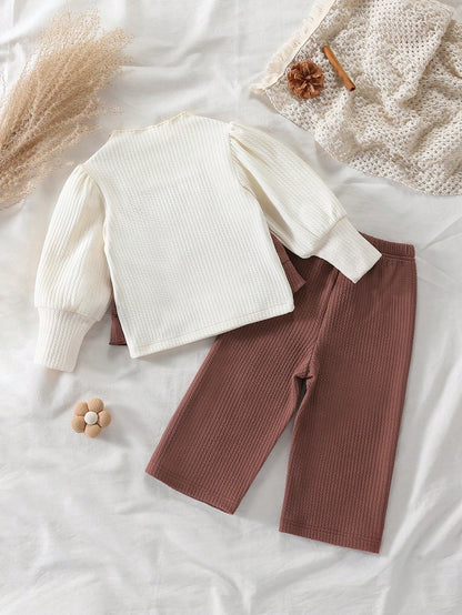 Conjunto floral texturizado marrón de manga larga