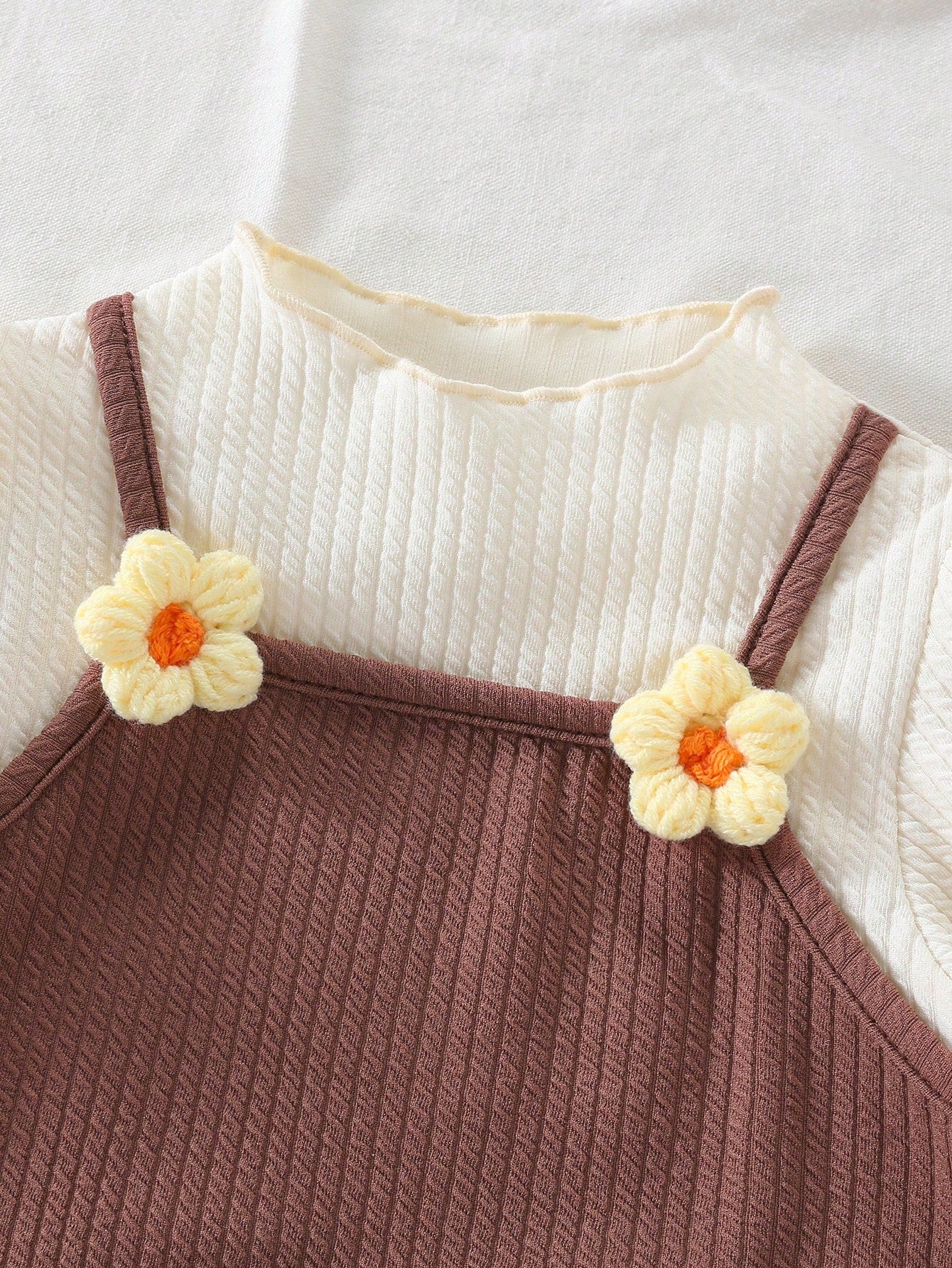 Conjunto floral texturizado marrón de manga larga