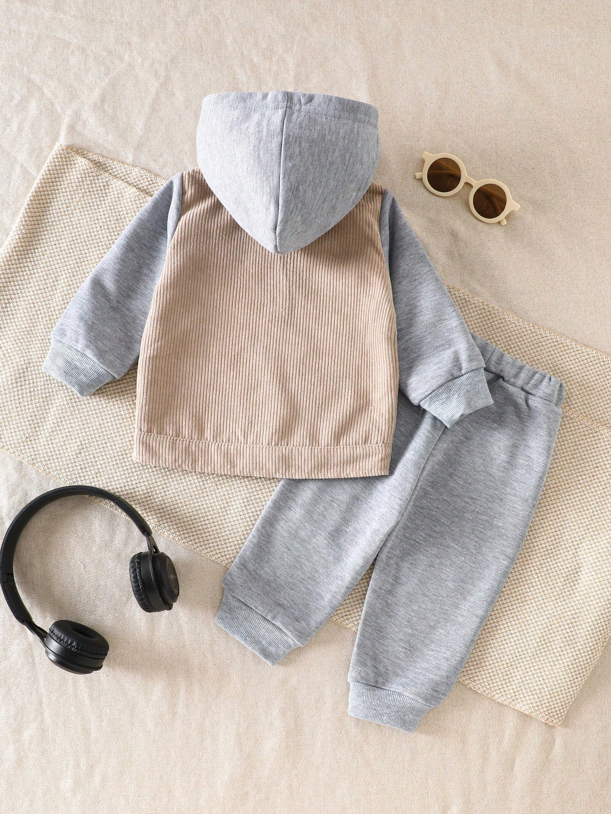 Prenda beige y gris conjunto para bebe vista posterior