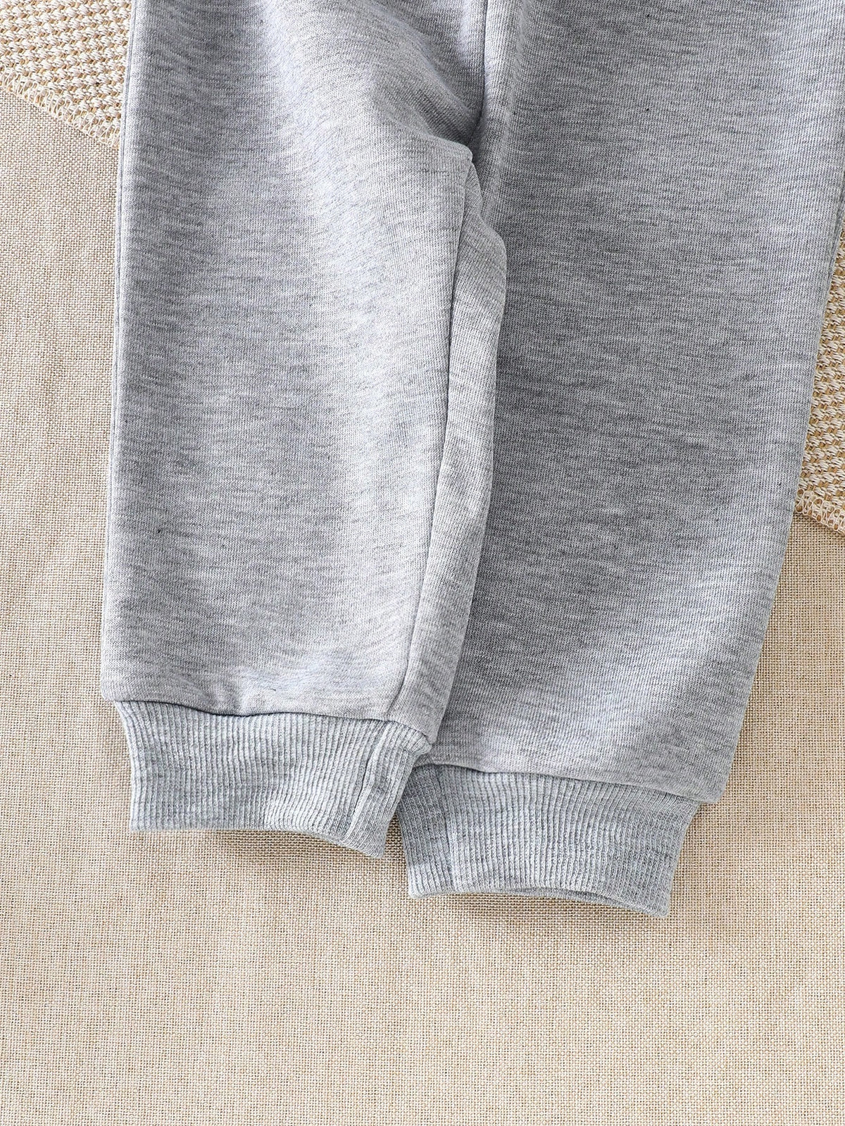 Prenda gris pantalón para bebe con puños y detalle de acabado
