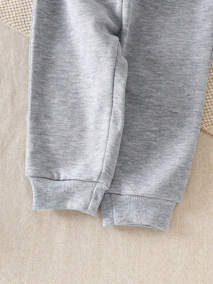 Prenda gris pantalón para bebe con puños y detalle de acabado