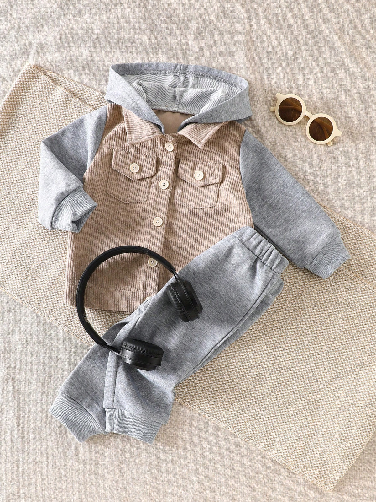 Prenda beige y gris conjunto para bebe vista frontal con capucha