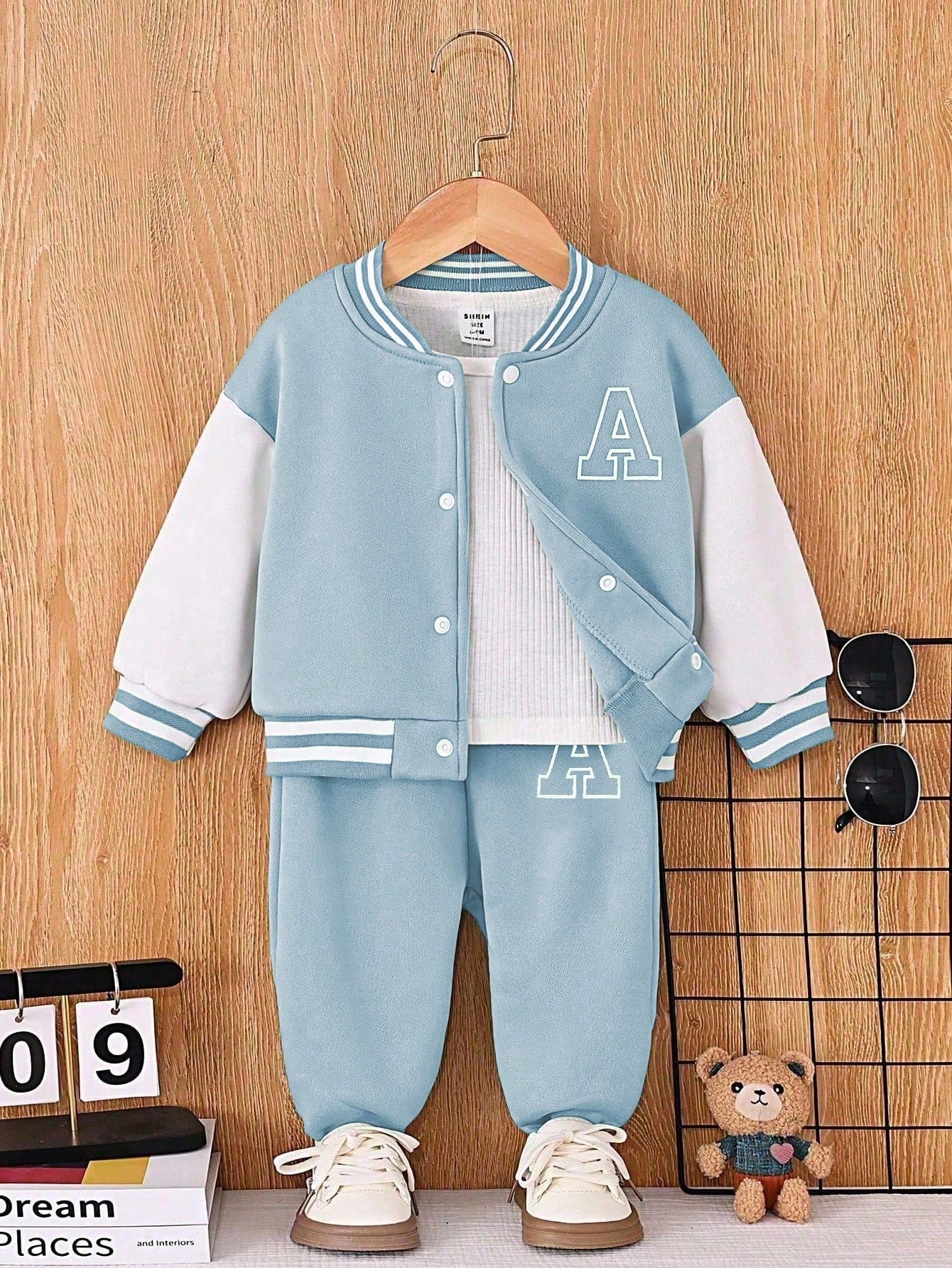 Conjunto azul deportivo con chaqueta estilo béisbol
