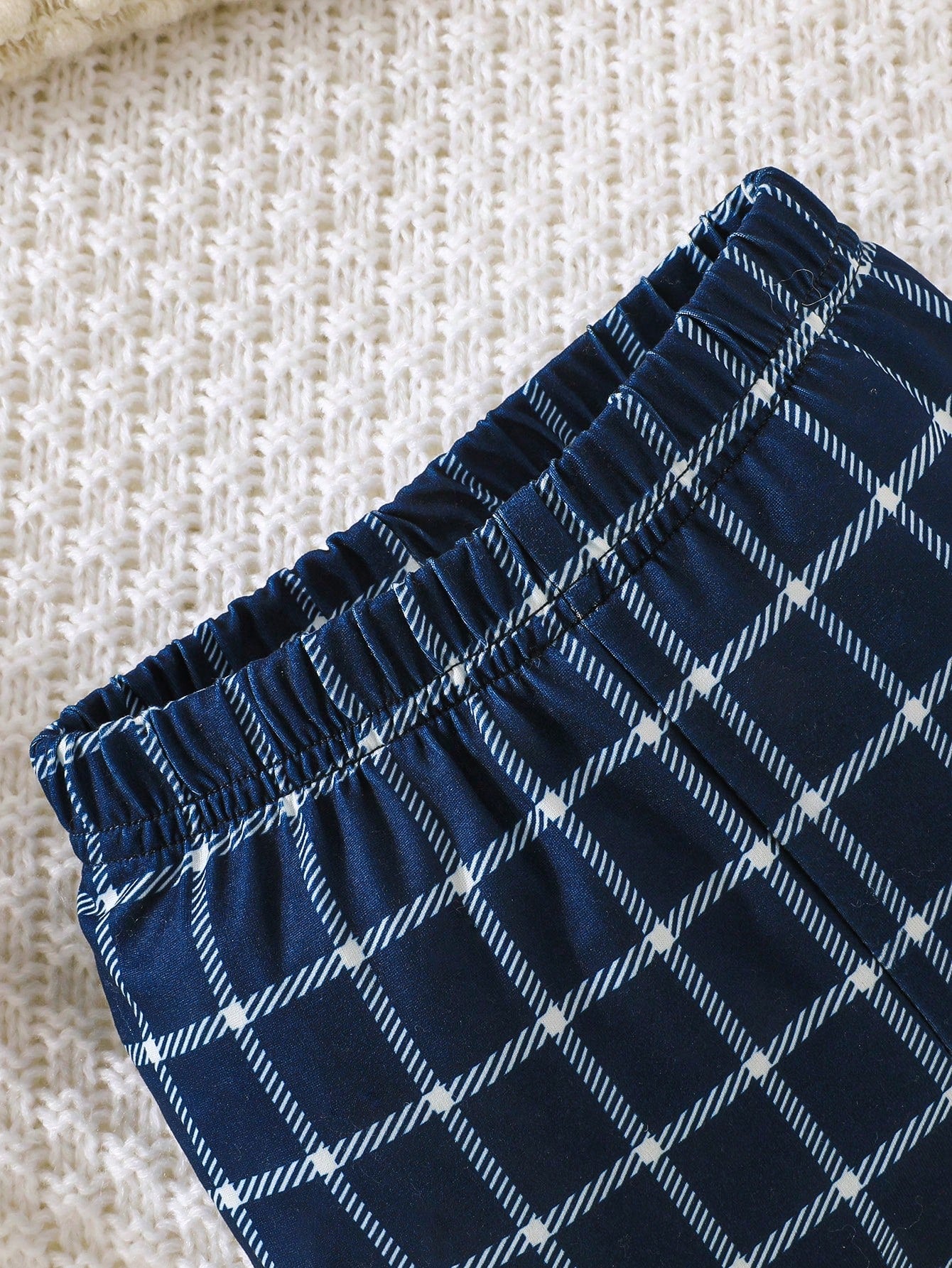 Prenda azul pantalón para bebe con estampado a cuadros y cintura elástica
