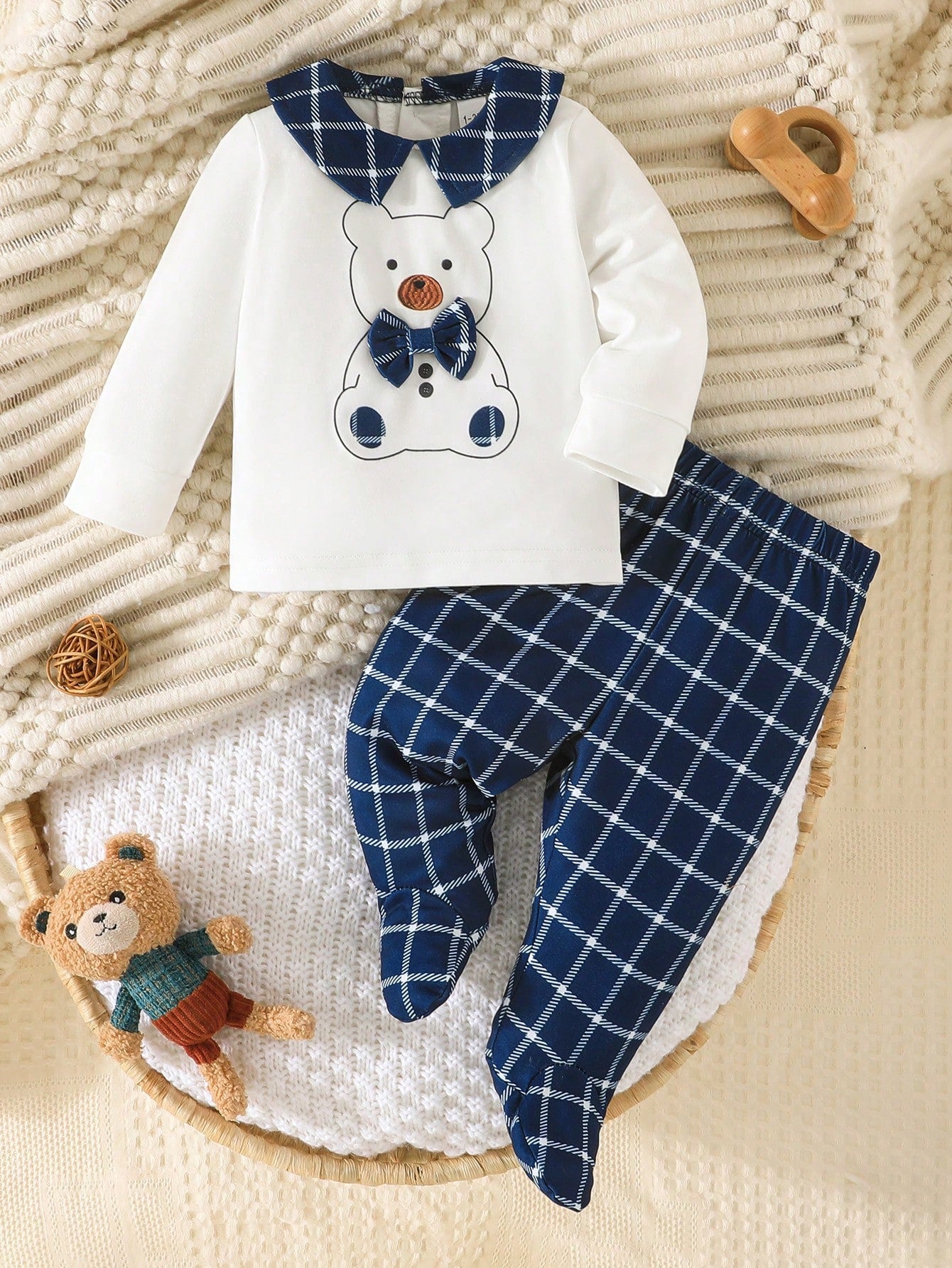 Prenda azul conjunto para bebe con oso y pantalón a cuadros vista frontal