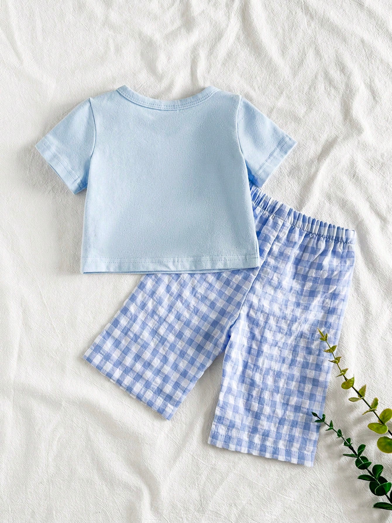 Prenda azul conjunto para bebe vista trasera con pantalón a cuadros