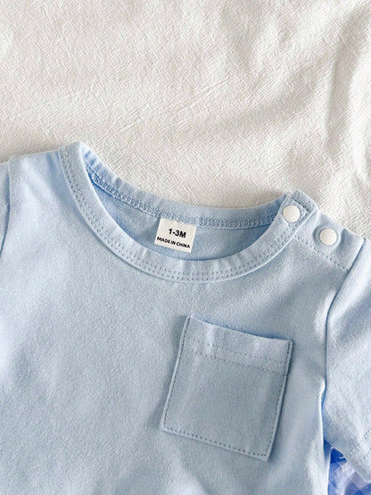 Prenda azul conjunto para bebe detalle de camiseta con bolsillo