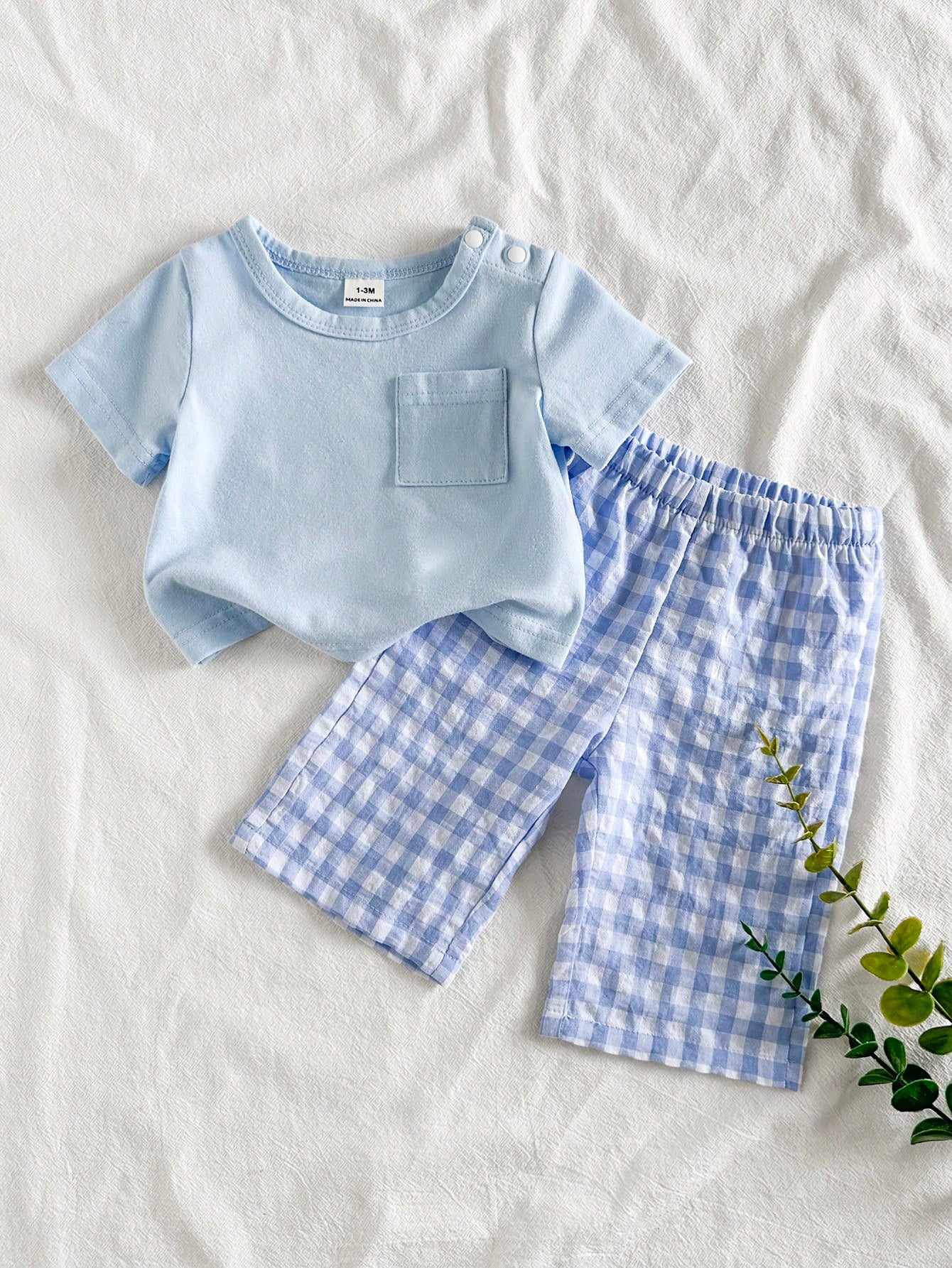 Prenda azul conjunto para bebe vista frontal con pantalón a cuadros