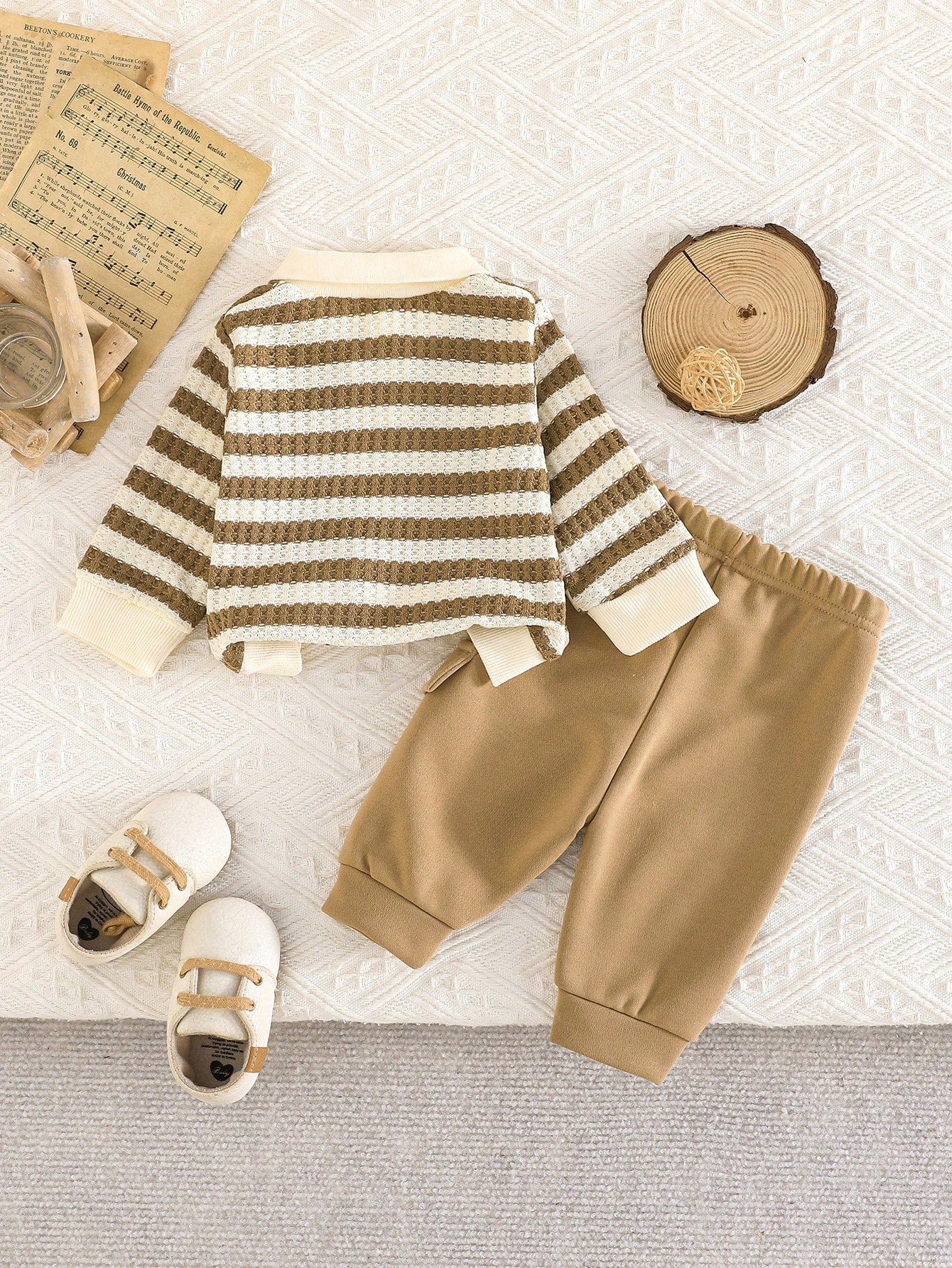Prenda caqui conjunto para bebe con rayas y pantalón casual vista trasera