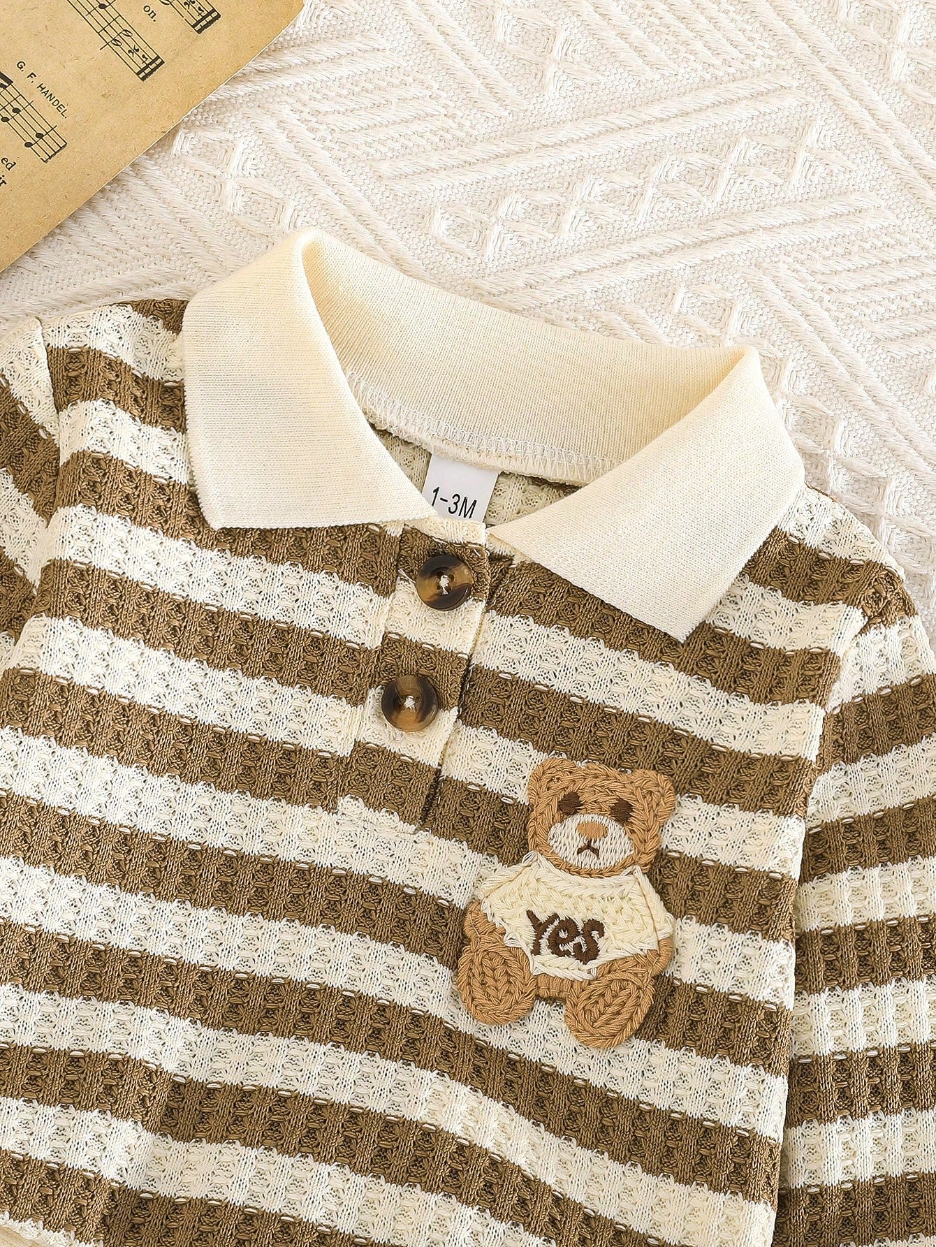 Prenda caqui conjunto para bebe con detalle de cuello polo y oso bordado