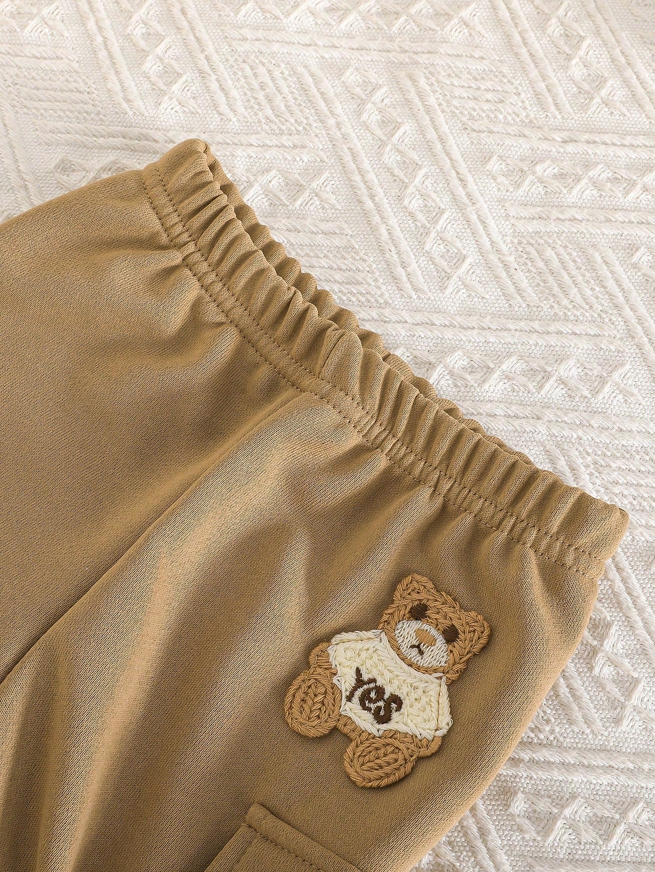 Prenda caqui conjunto para bebe con detalle de pantalón y cintura elástica