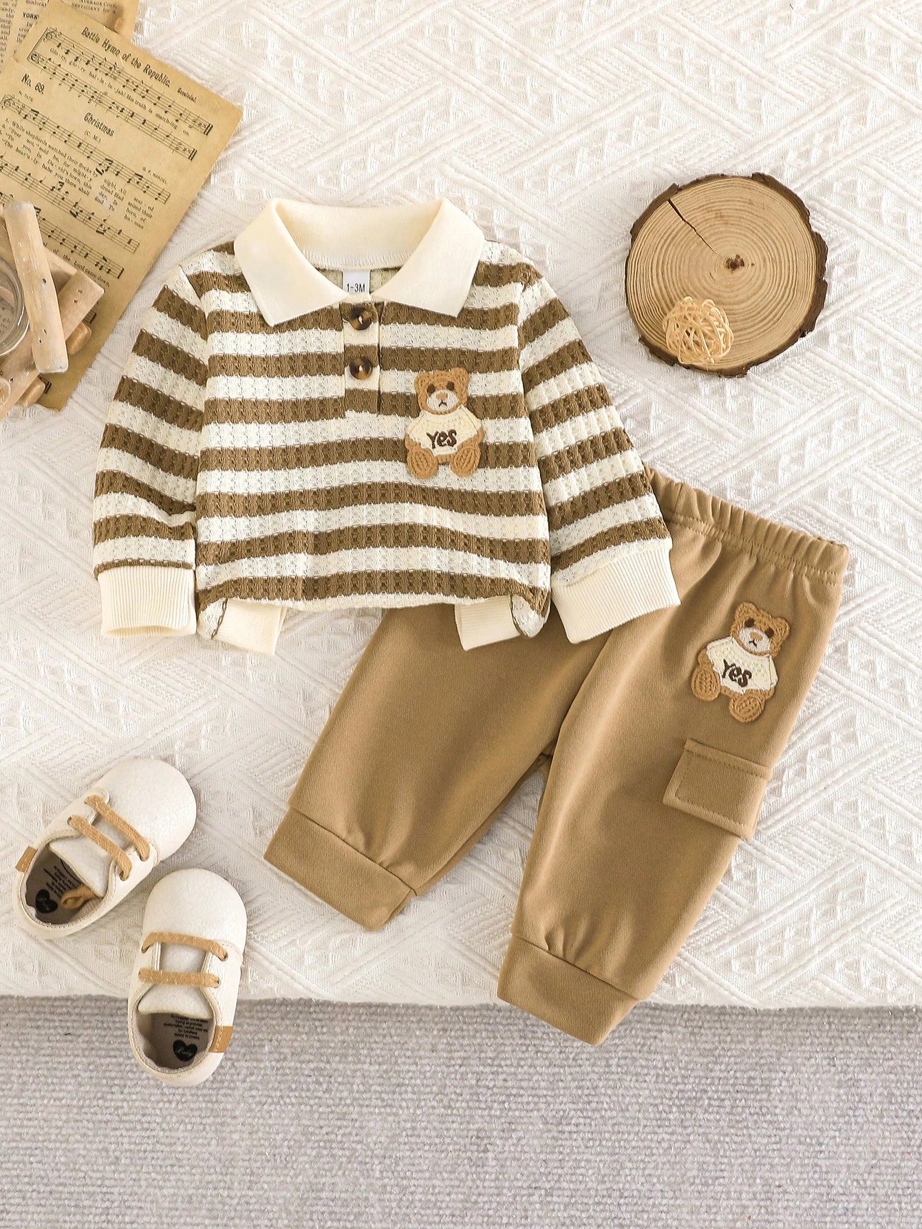 Prenda caqui conjunto para bebe con rayas y oso bordado vista frontal