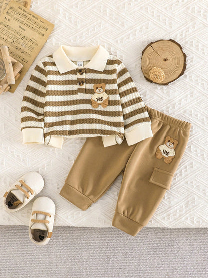 Prenda caqui conjunto para bebe con rayas y oso bordado vista frontal