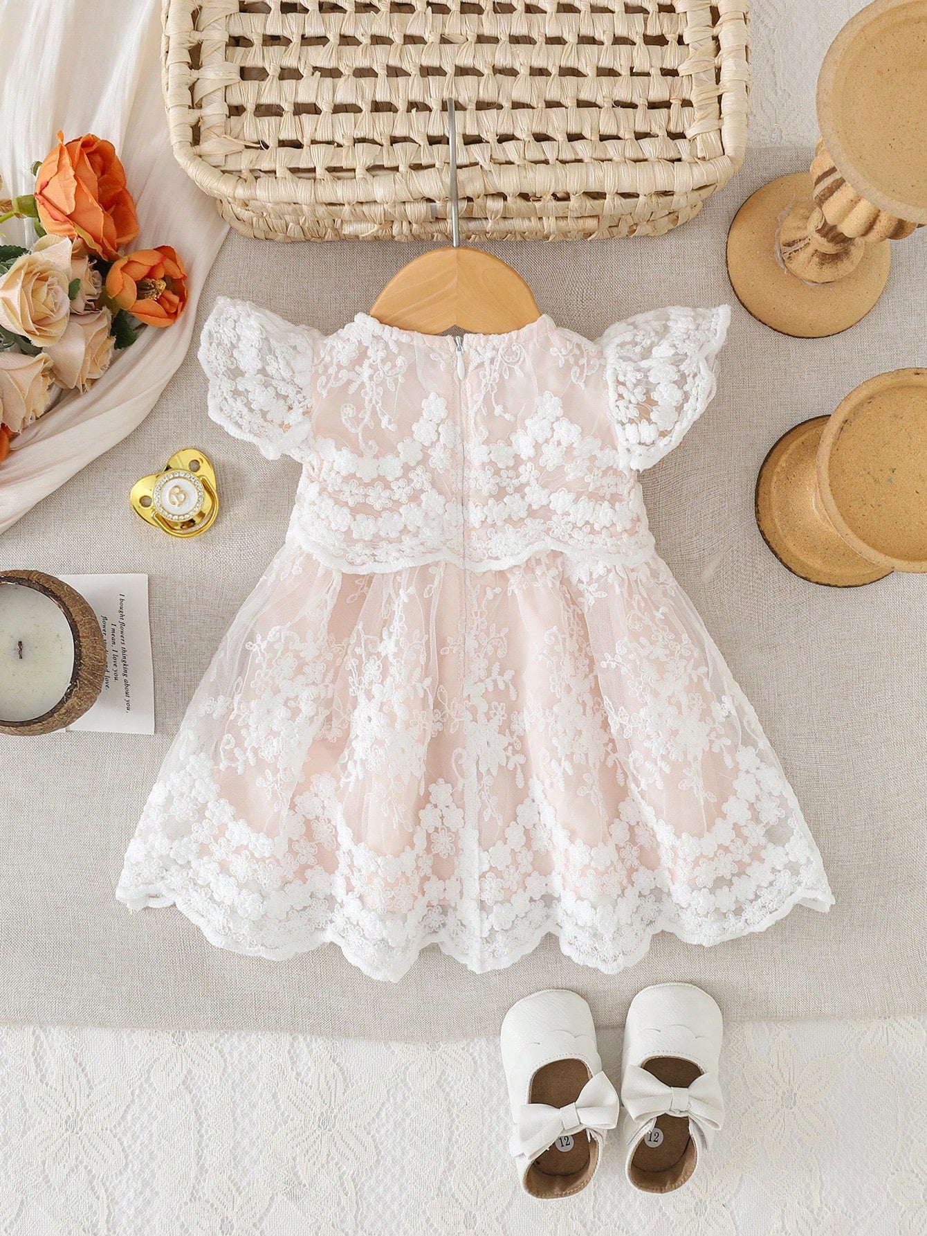 Prenda rosa claro vestido para bebe con encaje floral bordado vista trasera