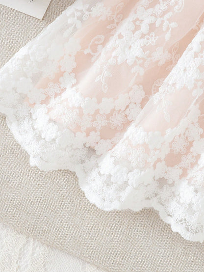 Prenda rosa claro vestido para bebe con detalle de falda bordada y acabado ondulado