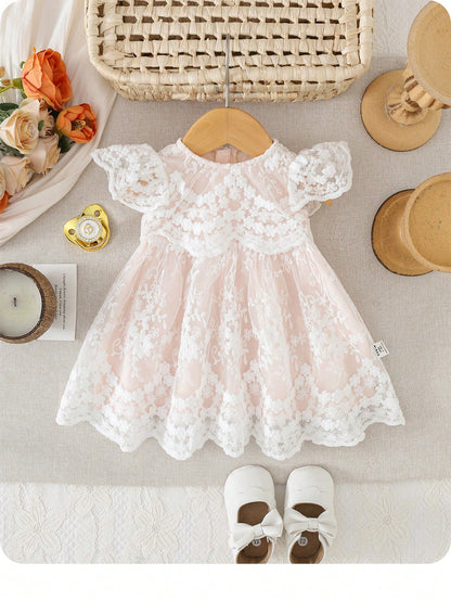 Prenda rosa claro vestido para bebe con encaje floral bordado vista frontal