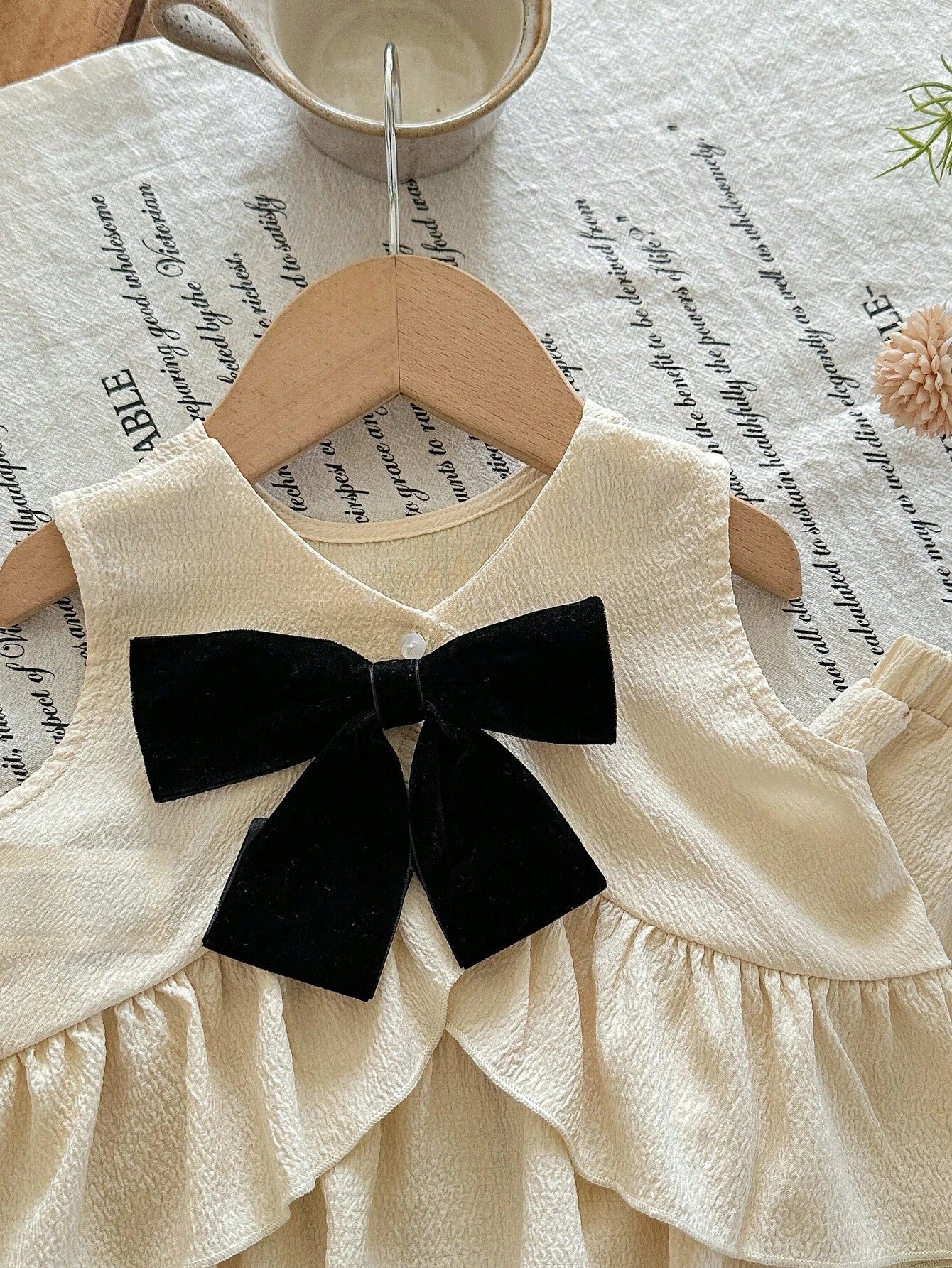 detalle del lazo negro decorativo en la blusa