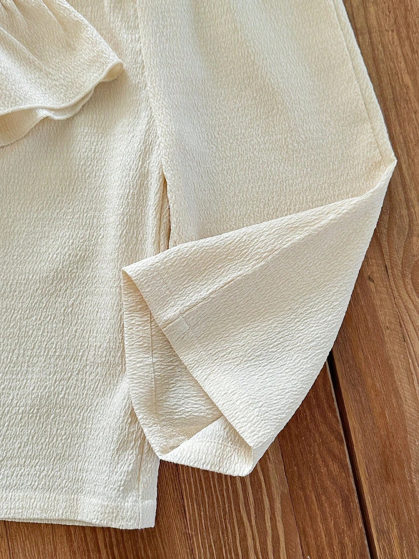detalle del pantalón con abertura y textura de tela