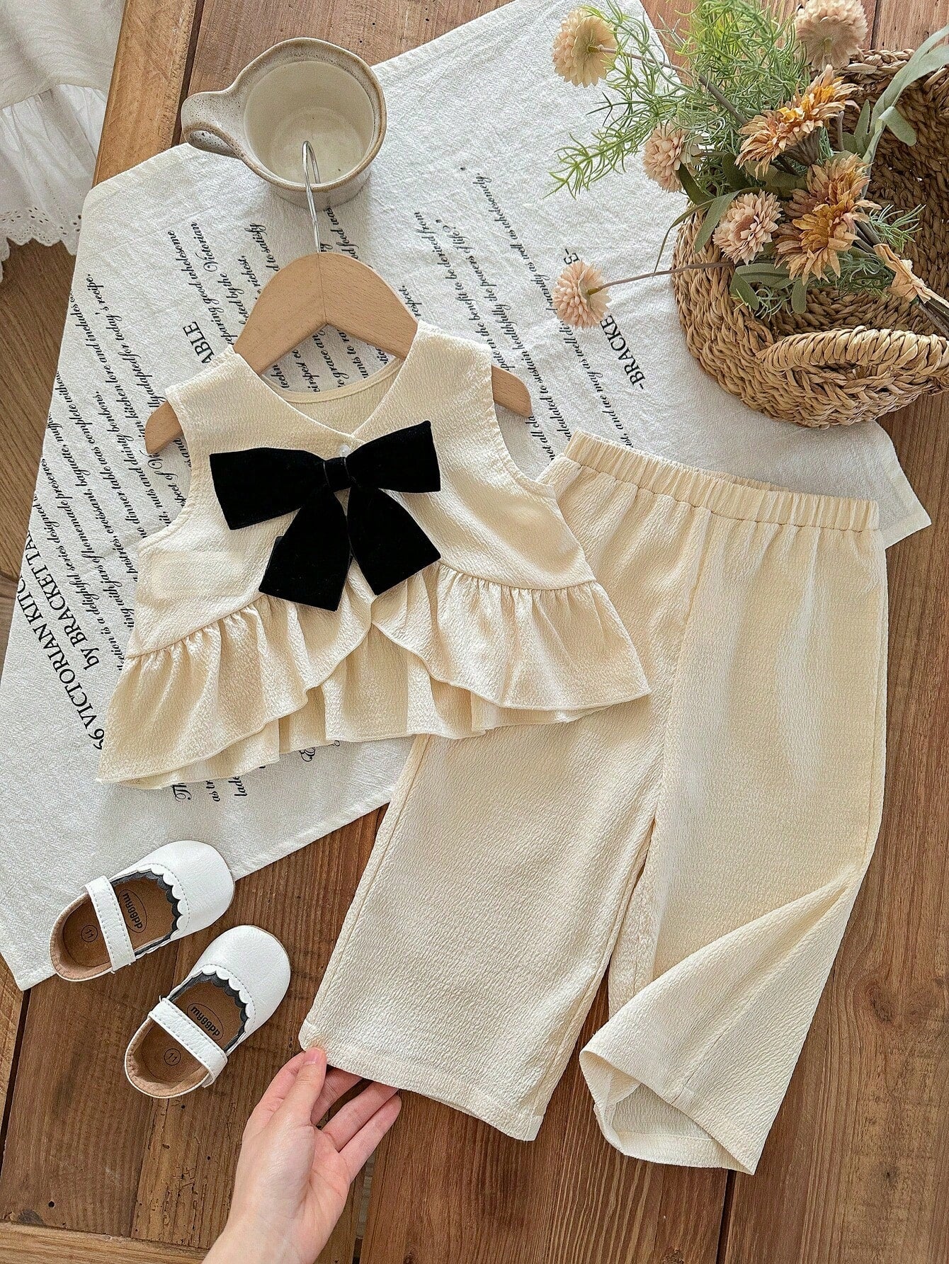 vista frontal blusa con lazo negro y pantalón