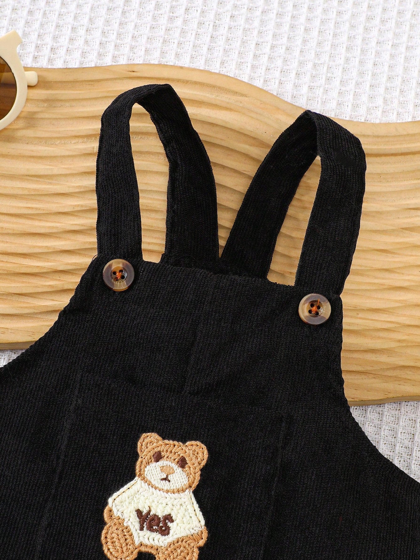 Prenda negro overol de pana para bebe detalle de tirantes con botones
