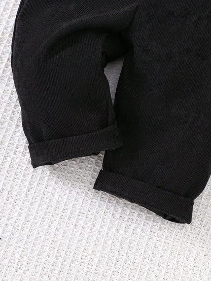 Prenda negro overol de pana para bebe detalle de tela y acabado