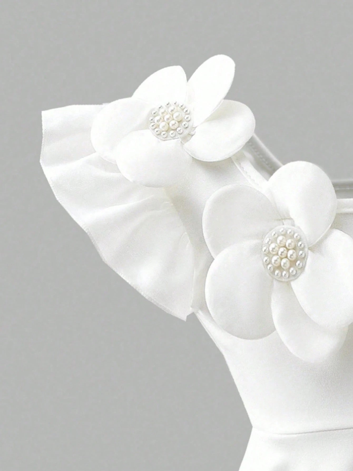 Prenda blanca vestido para bebe detalle de flores tridimensionales