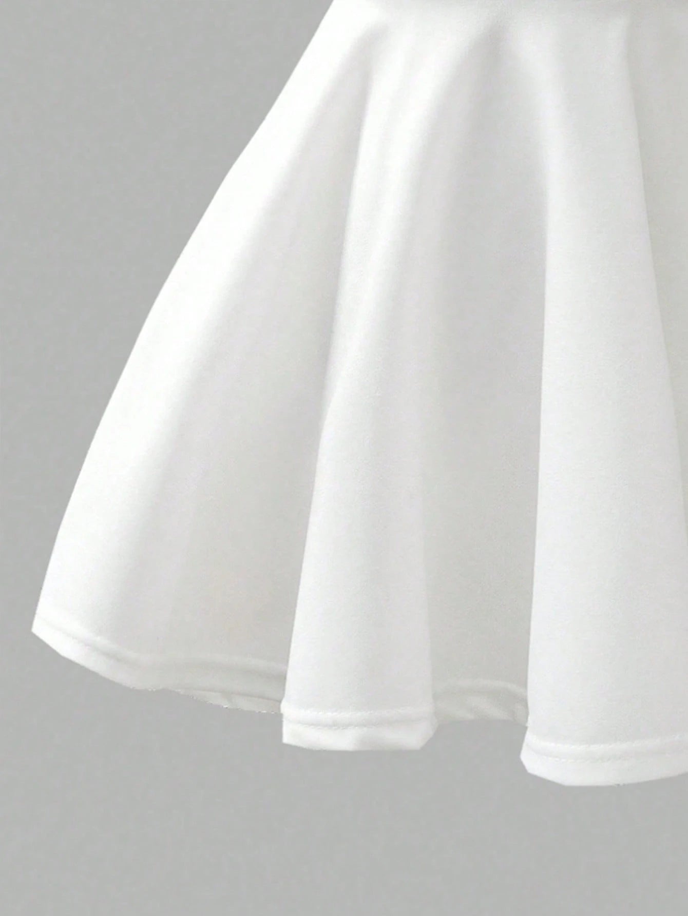Prenda blanca vestido para bebe detalle de falda con corte campana