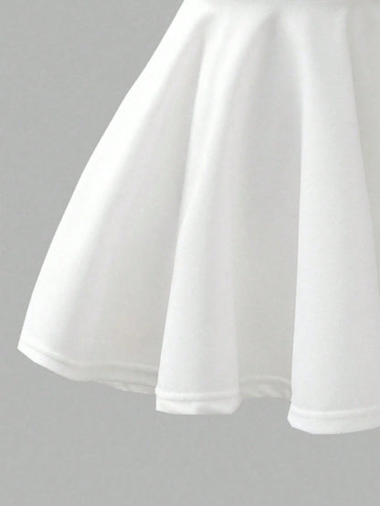 Prenda blanca vestido para bebe detalle de falda con corte campana