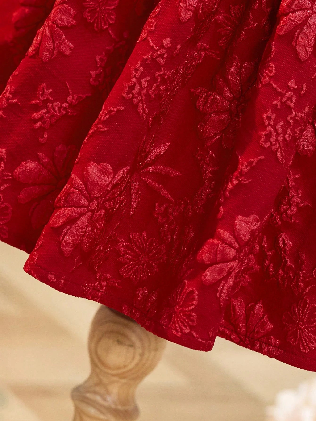 Prenda roja vestido para bebe detalle de falda amplia