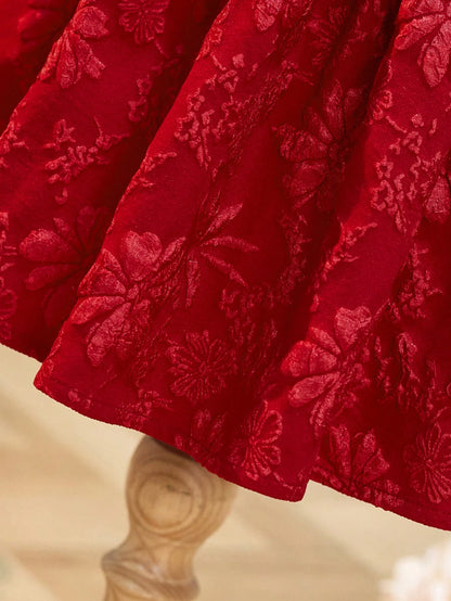 Prenda roja vestido para bebe detalle de falda amplia