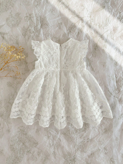 Prenda blanca vestido para bebe con bordado floral vista trasera
