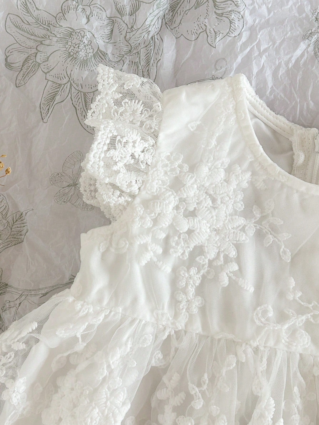 Prenda blanca vestido para bebe detalle de manga con volante
