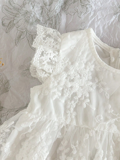 Prenda blanca vestido para bebe detalle de manga con volante
