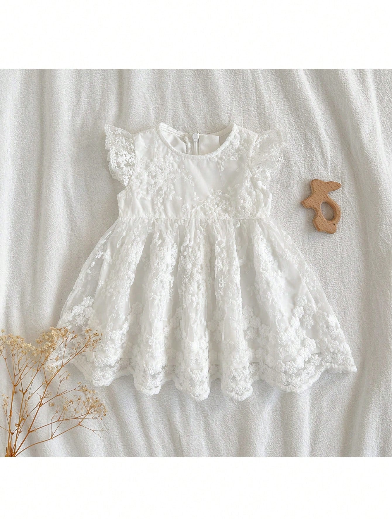Prenda blanca vestido para bebe con bordado floral vista frontal
