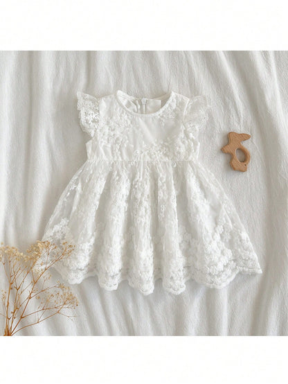 Prenda blanca vestido para bebe con bordado floral vista frontal
