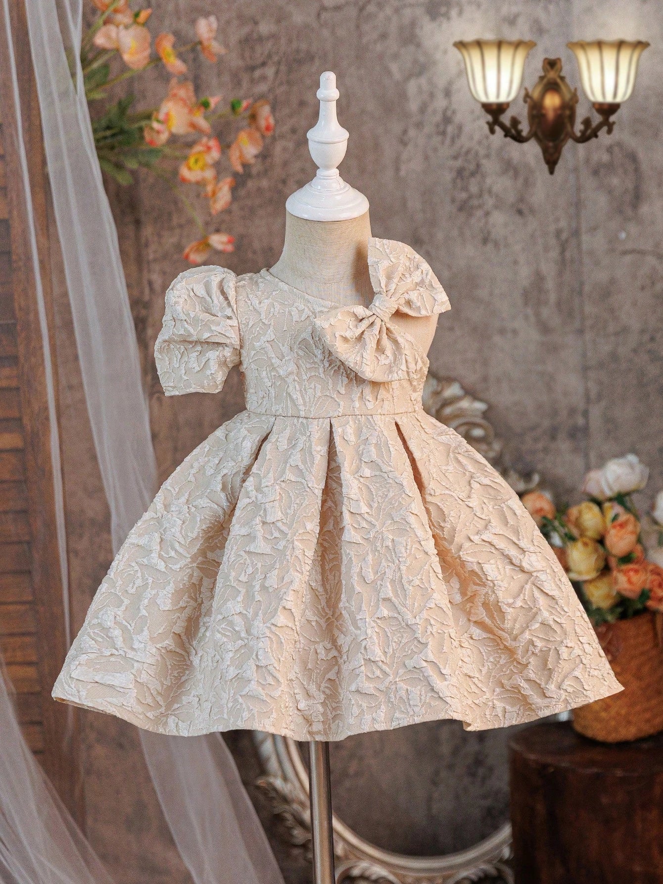 Prenda champán vestido para bebe con lazo asimétrico vista frontal