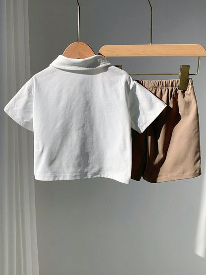 Prenda blanca conjunto para bebe con polo y pantalon corto beige vista trasera