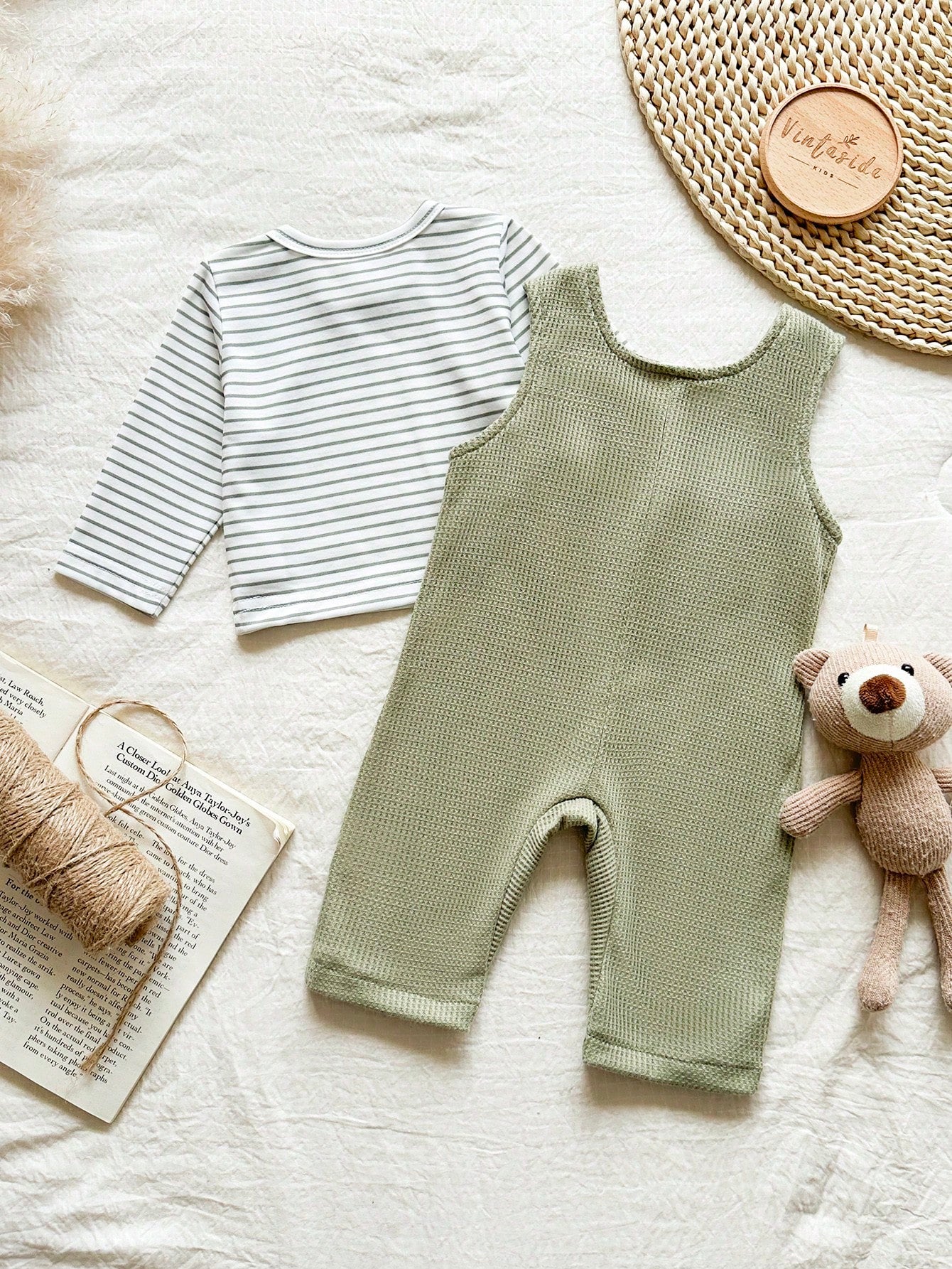 Prenda verde conjunto para bebe con overol y blusa rayada vista trasera