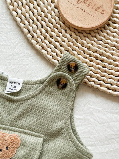Prenda verde conjunto para bebe con peto texturizado y botones en tirantes detalle lateral