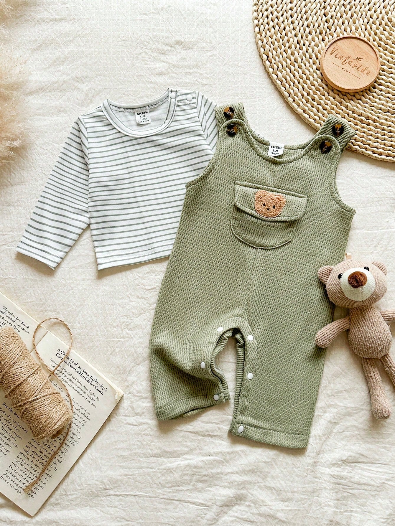 Prenda verde conjunto para bebe con overol y blusa rayada vista frontal