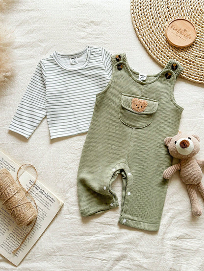 Prenda verde conjunto para bebe con overol y blusa rayada vista frontal