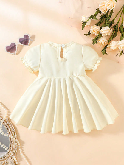 Prenda beige vestido para bebe elegante vista trasera
